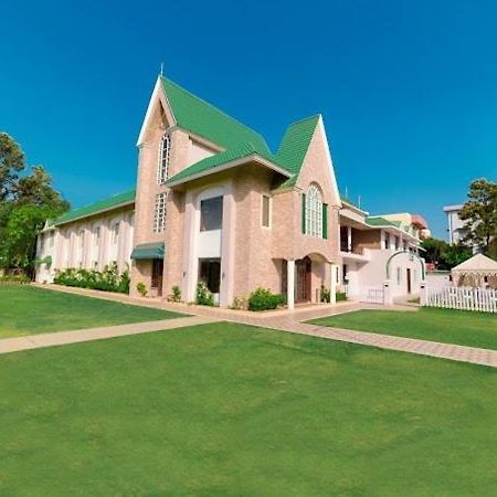 Executive Club Otel Bareilly Dış mekan fotoğraf